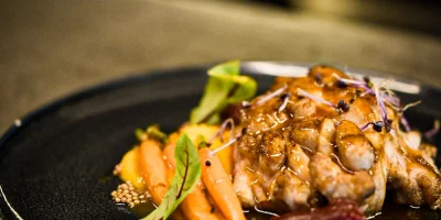 Restaurant-Braisenville_Ris-de-veau_-mousseline-de-carottes_-carottes-croquantes-et-prunes