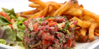 Restaurant-Trefle-Rouge-Lattes-presente-un-tartare-de-boeuf-fait-maison_reference